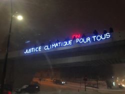 Des braves citoyens font face à la tempête pour amener un message d'espoir et de justice climatique aux fans déçus du Canadien de Montréal.