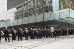 Policiers anti-emeute devant le Palais des Congres, Montreal
