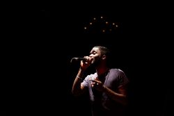 Ian Kamau performing at Sala Rossa, photo by Nicolas Quiazua