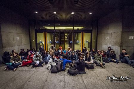 Supporters of Nadeau-Dubois sit in front of the doors of the Montreal courthouse. Photo: Mathieu Breton Photographe https://www.facebook.com/pages/Mathieu-Breton-Photographe/376560042416862