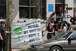 Des militants rassemblé.e.s devant le bureau de Carole Poirier (photo grâce à: https://www.facebook.com/GLOBALEACTIVISTE)