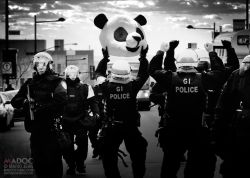 La tête d'anarchopanda a été saisie par le SPVM, lors d'une arrestation de masse le 5 avril contre le règlement P-6. Le panda a récupéré sa tête hier. (Photo : Mario Jean, MADOC Photo, tirée de la page Facebook d'Anarchopanda pour la gratuité scolaire)